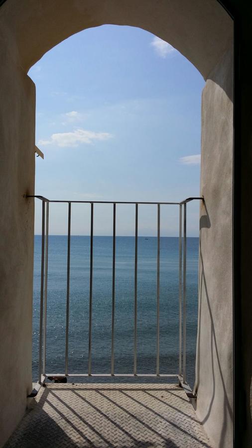 Balcone Sulla Spiaggia Cefalu Bagian luar foto